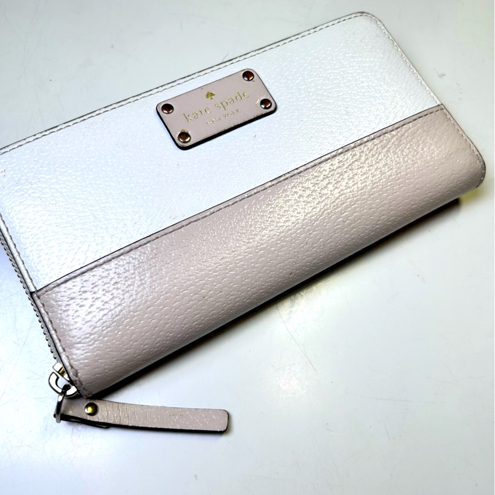 Kate Spade Beige White Two-Tone Zip-Around Wallet Pebbled Leather